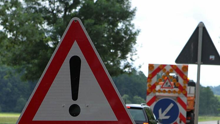 Mit Kehrmaschinen wurde der Dreck von der Straße zwischen Ködnitz und Waizendorf entfernt.