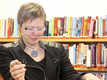 Die beliebte Krimiautorin Friederike Schmöe stellte am Donnerstagabend in der Stadtbücherei ihren jüngsten Weihnachtskrimi vor.  Foto: Gerda Völk