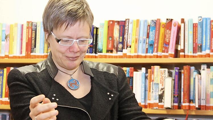 Die beliebte Krimiautorin Friederike Schmöe stellte am Donnerstagabend in der Stadtbücherei ihren jüngsten Weihnachtskrimi vor.  Foto: Gerda Völk