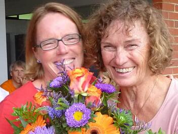 Mit einem Blumenstrauß dankte TVE-Abteilungsleiterin Christel Lachmann (rechts) Susanne Amend für ihren langjährigen Einsatz.