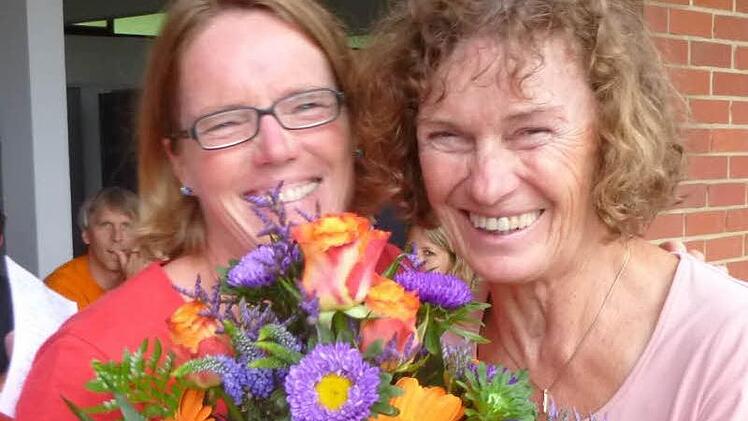 Mit einem Blumenstrauß dankte TVE-Abteilungsleiterin Christel Lachmann (rechts) Susanne Amend für ihren langjährigen Einsatz.