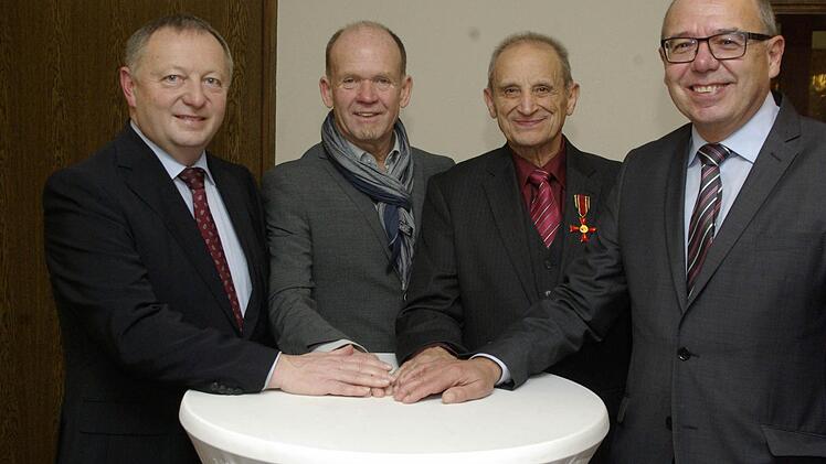 Die Zukunft mitgestalten: Das gelingt mit dem Engagement ehrenamtlicher Kräfte, wie Edgar Wolf (zweiter von rechts). Landrat Thomas Bold, Bürgermeister Karlheinz Kickuth und Jürgen Englert (v. l.) beglückwünschten ihn zum Bundesverdienstkreuz.  Fotos: Winfried Ehling
