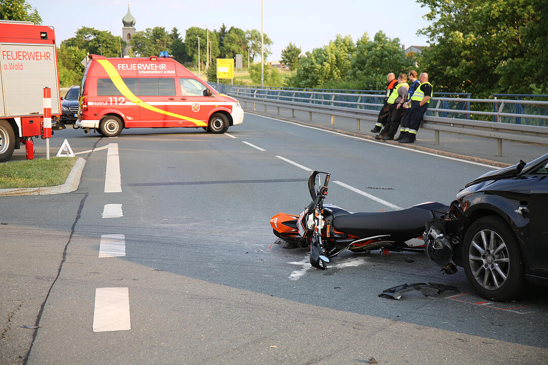 Kreis Hof: Junge Autofahrerin übersieht Motorrad beim Abbiegen - Lebensgefahr