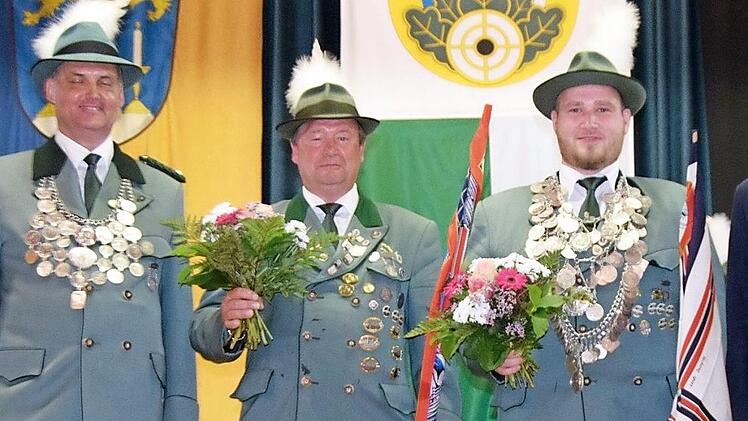 Das Königshaus mit ( von links): 3. Schützenmeister Hans-Georg Rießner, 2. Ritter Robert Herbst und 1. Ritter Benedikt Stricker Foto: Andreas Welz