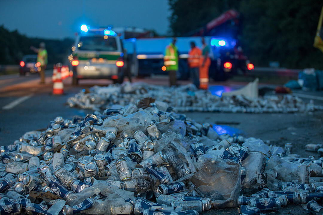 Auffahrunfall auf der A9 bei Allersberg: Lkws krachen ineinander – Bergungsarbeiten laufen