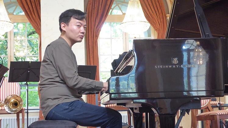 Solist des Konzerts war der in M&uuml;nchen lebende S&uuml;dkoreaner William Youn, dem ein gro&szlig;er Ruf als Mozartinterpret vorauseilte. Foto: Thomas Ahnert