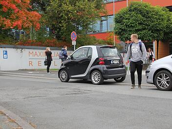 An der Realschule I parken die Autofahrer oft auf dem Gehsteig oder im Halteverbot. Mit den Elterntaxis haben auch andere Schulen in Kronach zu kämpfen. Foto: Franziska Rieger