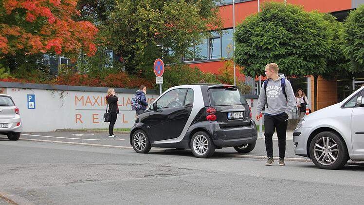 An der Realschule I parken die Autofahrer oft auf dem Gehsteig oder im Halteverbot. Mit den Elterntaxis haben auch andere Schulen in Kronach zu kämpfen. Foto: Franziska Rieger