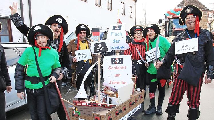 Die Freibeuter der Meere setzen politisch auf die alte Fregatte "Groko in Schwarz-Rot".  Fotos: Josef Hofbauer
