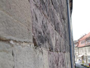 Zwei Sorten Stein treffen in der Stadtmauer in der Schwedenstraße aufeinander, wo auch die Kronacherinnen bei der Verteidigung ihren Mut bewiesen haben. Dort hatte der Feind eine Bresche geschlagen. Foto: Marco Meißner