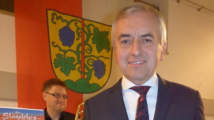 Georg Schäffner mit der Ehrenurkunde und dem Goldenen Ehrenring Foto: Thomas Weichert
