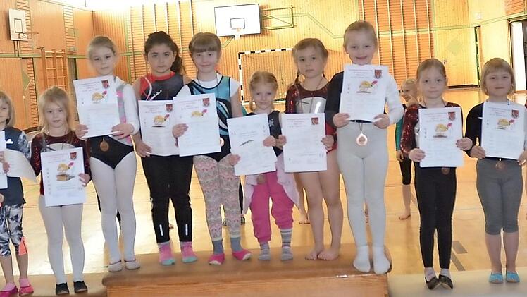 Die Jüngsten überzeugten mit Disziplin und sauberen Übungen und kamen in den Genuss von Urkunde und Medaille. Mit im Bild: die Übungsleiter Bettina Müller (links) und Harald Kaiser (rechts)