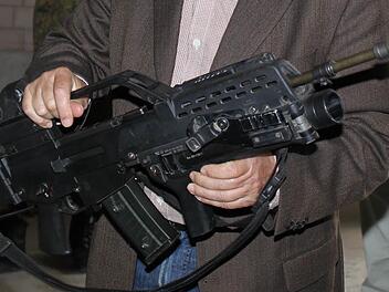 Auf der A3 im Landkreis Erlangen-Höchstadt hatte die Polizei vor einem Jahr einen Waffenfund gemacht. Im Kofferraum eines Autos befanden sich ein Sturmgewehr, eine Maschinenpistole und andere Schusswaffen. Foto: Symbolbild