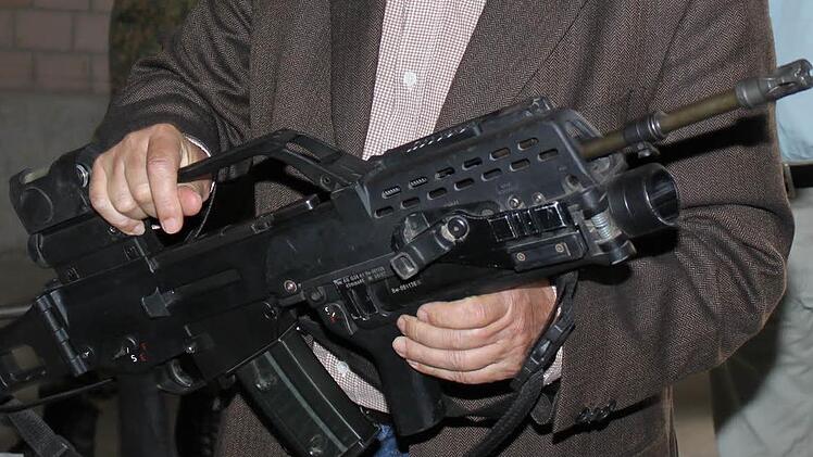 Auf der A3 im Landkreis Erlangen-Höchstadt hatte die Polizei vor einem Jahr einen Waffenfund gemacht. Im Kofferraum eines Autos befanden sich ein Sturmgewehr, eine Maschinenpistole und andere Schusswaffen. Foto: Symbolbild