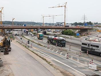 Am Autobahnkreuz Fürth/Erlangen wird bis 2021 gebaut. So lange müssen sich Verkehrsteilnehmer auf Behinderungen und Staus einstellen. Fotos: Barbara Herbst