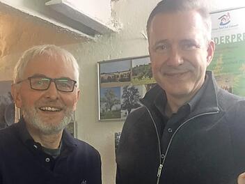 Alexander Herrmann (rechts) sah sich im Hutzelhof bei Franz Hümmer um. Foto: privat