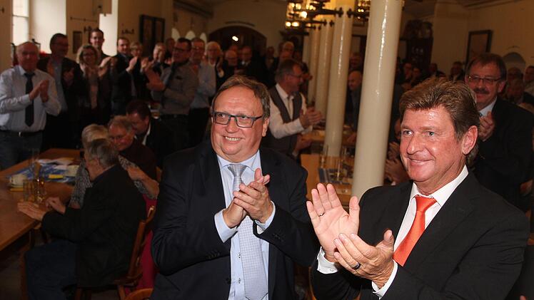 Standing Ovations von den Stellvertretern Dieter Schaar und vom FW-Kreisvorsitzenden Rainer Ludwig sowie den Wahlberechtigten und Weggefährten.Foto: Sonny Adam