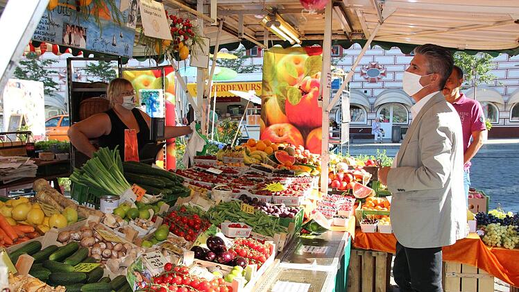 Thomas Egger sprach am Mittwoch auch mit Sandra Barthelmes (links) vom Marktstand "Sunny Fruits" aus Dietersdorf.Oliver Schmidt