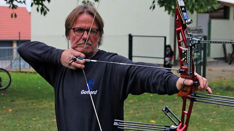 Gerhard Bötsch, Mitglied im Schützenverein Wannigtal, wurde Deutscher Meister in der Klasse Freestyle Limited Recurve junge Senioren des deutschen Feldbogen-Sportverbandes.  Foto: Dieter Britz