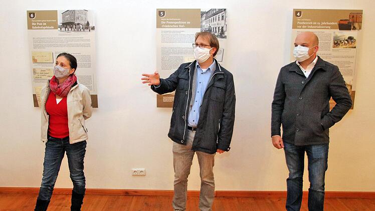 In der Ausstellung erläuterte Ortwin Guhling (Mitte) die Postgeschichte.  Links Christine Schikora, die für die grafische Umsetzung verantwortlich  zeichnet. Bürgermeister Michael Kastl (rechts) zeigte sich beeindruckt.  Foto: Dieter Britz