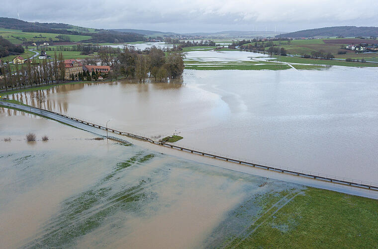 Hochwasser-Alarm in Franken: Dauerregen überschwemmt Straßen, Felder und Wiesen