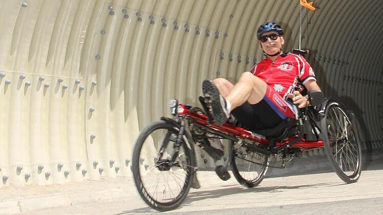 Rudi Szotkowski aus Waizendorf war einer der ersten, die den Radlertunnel passierten. Foto: Michael Gründel