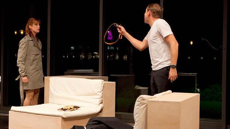 Durch die Fensterscheibe sieht man in den Park vor dem Theater (Bühnenbild: Thomas Pekny)