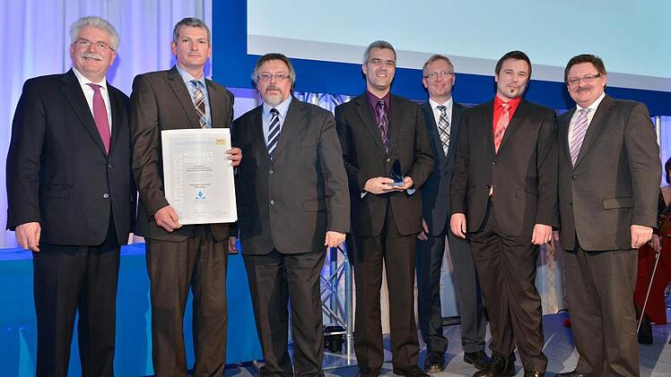 Eine Abordnung der ARGE Rennsteig freute sich über die Auszeichnung. Das Bild zeigt (von links) Wirtschaftsminister Martin Zeil, Steinbachs Zweiten Bürgermeister Christian Schulz, den Tettauer Bürgermeister Hans Kaufmann, den Ludwigsstadter Bürgermeister und ARGE-Vorsitzenden Timo Ehrhardt sowie die geschäftsführenden Beamten Thomas Kotschenreuther (Steinbach) und Frank Ziener (Ludwigsstadt) sowie Innenstaatssekretär Gerhard Eck.
