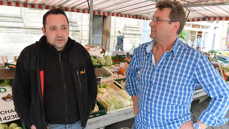 Frust bei Bambergs Markthändlern. Sie wollen nicht für "Bamberg zaubert" auf Umsatz verzichten. Im Bild: Michael Kresser und Dieter Peterhänsel (r.)  Foto: Ronald Rinklef