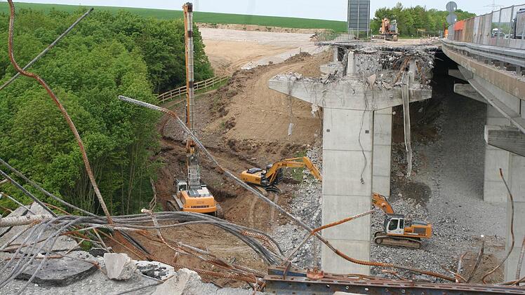 40 Meter geht es an der höchsten Stelle der Brücke nach unten ins Tal. Fotos: Carmen Schmitt