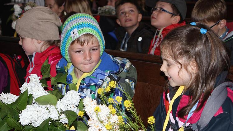 Die Kinder brachten Blumen mit und schmückten damit die Mutter Gottes und den Altar.Foto: Günther Geiling