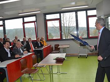 Zum Scherzen aufgelegt war Landrat Oswald Marr bei der Besichtigung des Fachklassentrakts im Frankenwaldgymnasium. Die sehr schön gestalteten Räume machten gute Laune.  Foto: Karl-Heinz Hofmann