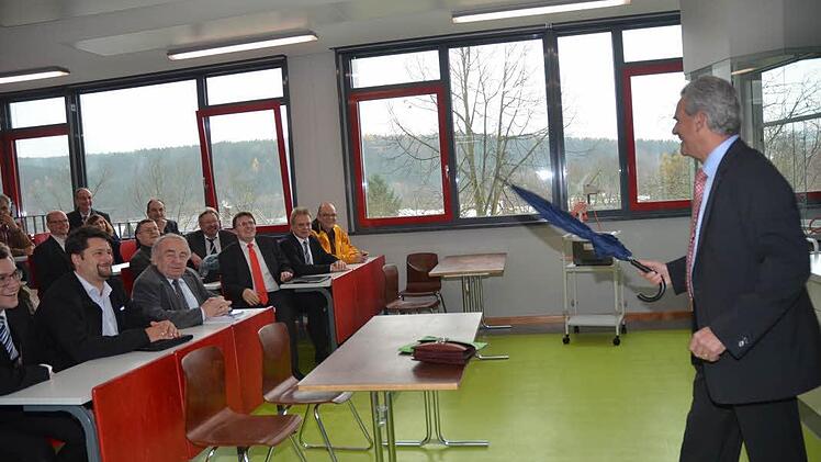 Zum Scherzen aufgelegt war Landrat Oswald Marr bei der Besichtigung des Fachklassentrakts im Frankenwaldgymnasium. Die sehr schön gestalteten Räume machten gute Laune.  Foto: Karl-Heinz Hofmann
