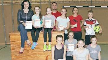Beim Leistungssportabzeichen ablegten war auch Staatssekretärin Dorothee Bär (links) dabei. In der Mitte Leichtathletiktrainer Holger Kelle. Foto: Ralf Naumann