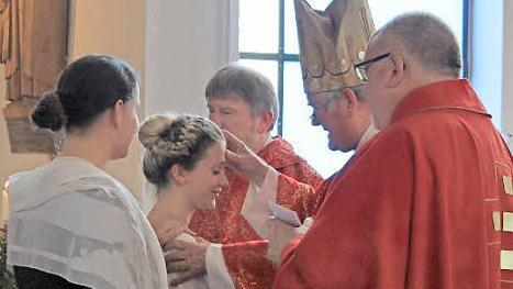 Rund 50 Jugendliche empfingen in der Unterpreppacher Kirche durch Bischof Friedhelm das Sakrament der Firmung. Foto: Janina Reuter