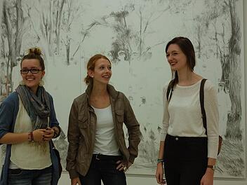Sarah, Franziska und Elisabeth haben Spaß beim Daten mit der Kunst. Fotos: Pelke