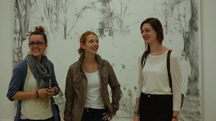 Sarah, Franziska und Elisabeth haben Spaß beim Daten mit der Kunst. Fotos: Pelke