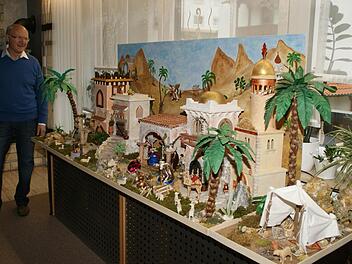 Mehrere Monate dauerte es, bis die orientalischen Krippe fertig war. Sie schmück t jetzt bis in den Januar das Wohnzimmer.  Fotos: Sabine Weinbeer