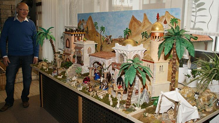 Mehrere Monate dauerte es, bis die orientalischen Krippe fertig war. Sie schmück t jetzt bis in den Januar das Wohnzimmer.  Fotos: Sabine Weinbeer