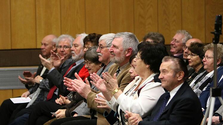 Reichlich Applaus gab es vom Publikum in der Neustadter Mehrzweckhalle an der Heubischer Straße.Foto: Jochen Berger