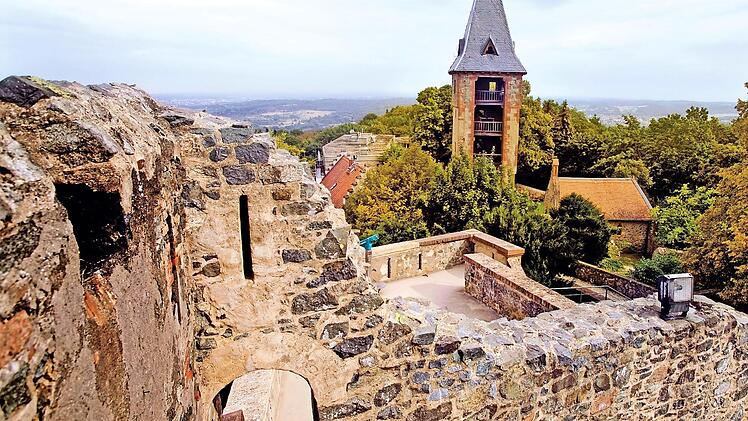 Von der Burg Frankenstein im Odenwald genießt man einen schönen Ausblick auf das Umland. Foto: djd/Odenwald Tourismus GmbH