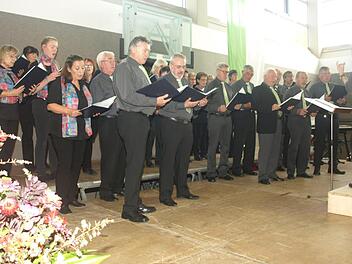 Einen tollen Aufschwung schaffte der Gesangverein Liederkranz in den neuen Jahren unter der 1. Vorsitzenden Gudrun Krammer. Auf unserem Foto der Chor mit seinem Leiter Nikolaus Metz.  Foto: Stefan Geiger
