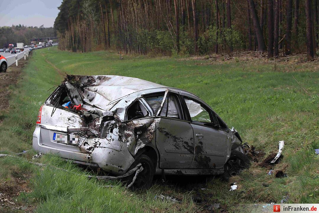 Nürnberg: Auto überschlägt sich mehrmals auf der A3 – Familie verletzt