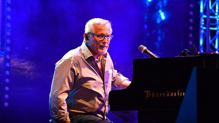 Konstantin Wecker am Klavier Foto: Ronald Rinklef