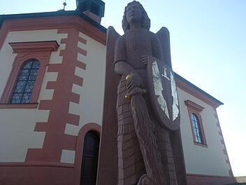 Die neue Heiligenskulptur steht schon seit Oktober neben der St.-Michaels-Kapelle.  Foto: Gerd Schaar