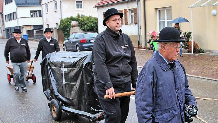 Gegen Tierschützerinnen und Behörden richtet sich der Protest der Poppenläurer Cocks-Innung. Roland Seufert, der Vorsitzende des Vereins, machte seinem Unmut mit diesem Plakat Luft.  Foto: Dieter Britz