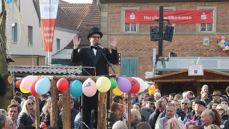 Fastnachtprediger Fredi Breunig nahm die große Politik ebenso aufs Korn  wie die regionalen Besonderheiten im Landkreis und Oberelsbach. Foto: Marion Eckert