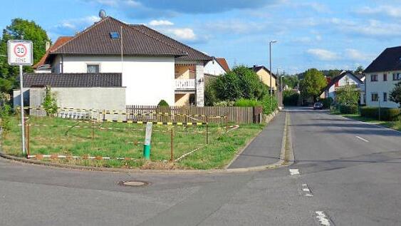 Bei der Ortseinfahrt in Kolmsdorf soll das zweist&ouml;ckige Geb&auml;ude mit Satteldach errichtet werden. Foto: Reiser