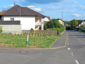 Bei der Ortseinfahrt in Kolmsdorf soll das zweistöckige Gebäude mit Satteldach errichtet werden. Foto: Reiser
