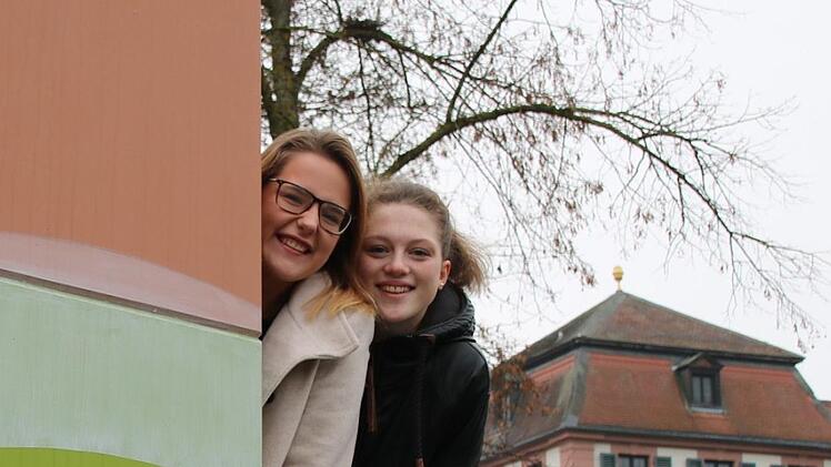 Paula Christof und Emma Bindrum haben mit ihrer Idee einer Erstwähler-Liste eine wichtige Hürde genommen: "Generation Z" ist zur Wahl zugelassen. Foto: Ralf Ruppert